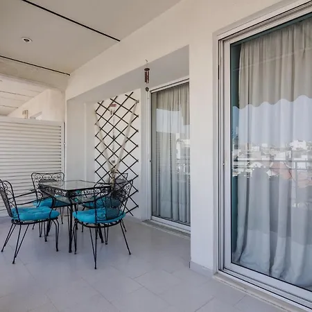 Apartment Comfy 2 Bedroom With Balcony